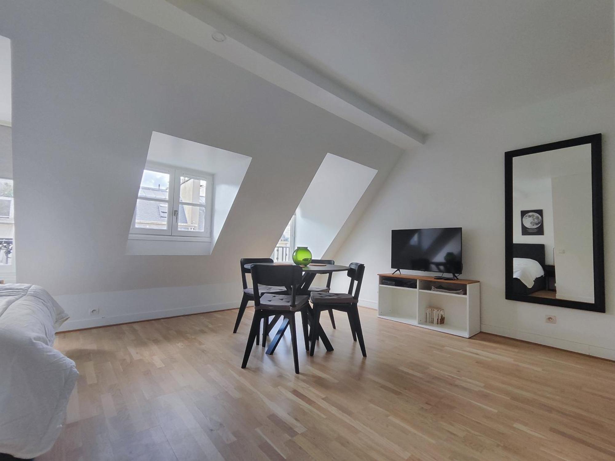Appartement Rue De Berri - 8 *